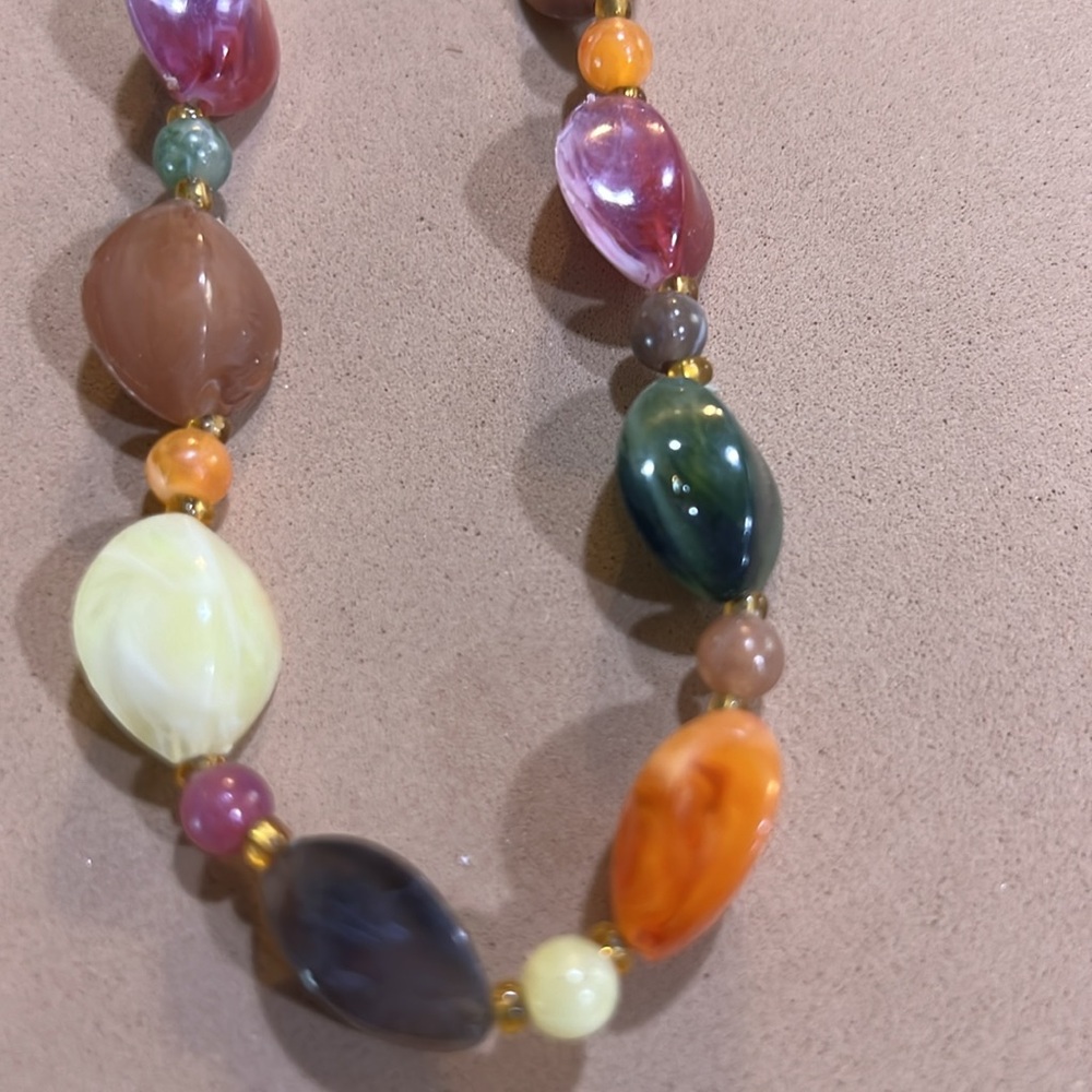 Vintage wooden beaded necklaces and plastic beaded necklace - Picture 6 of 7